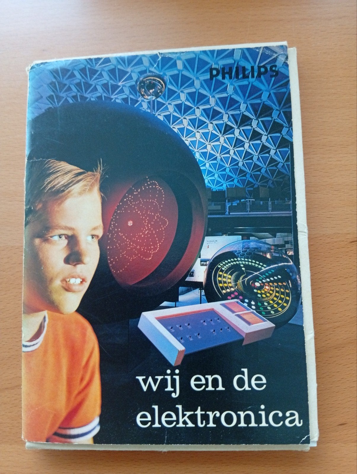 Philips wij en de electronica uitgave 1961 - 1963, Boeken, Ophalen of Verzenden, Gelezen, Elektrotechniek