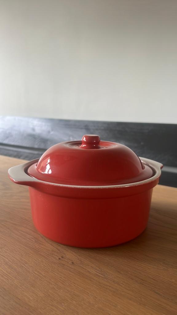 Nieuw Portugees aardewerk pannetje rood, Huis en Inrichting, Keuken | Potten en Pannen, Ophalen of Verzenden, Nieuw, Gietijzer