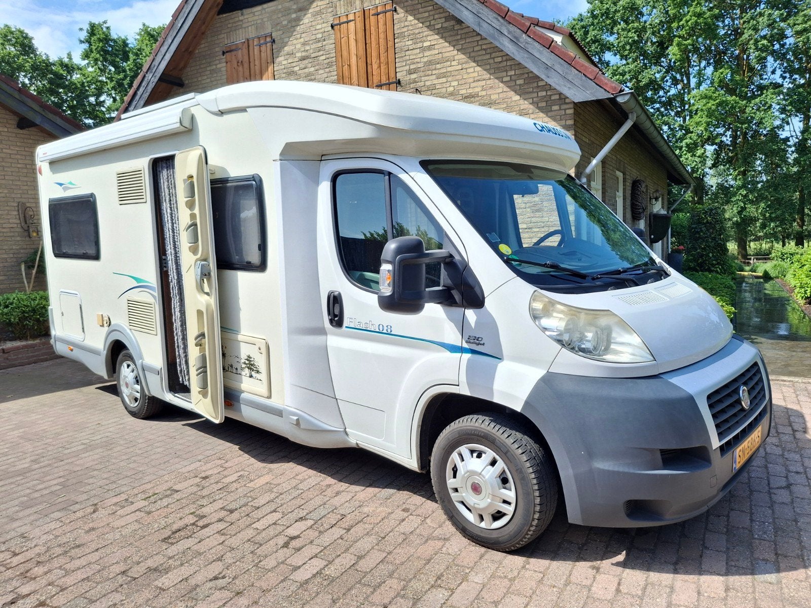 Chausson Euro 5 Camper - 4 persoons, weinig kilometers, Schotel, Luifel, Handgeschakeld, Tot en met 4