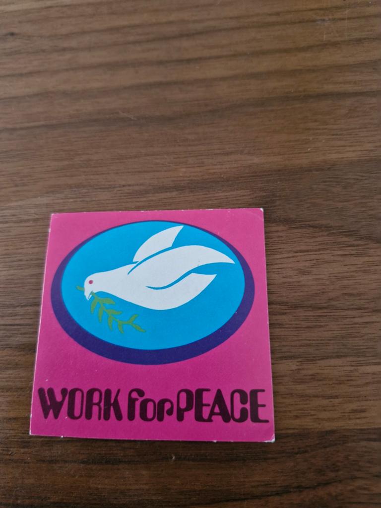 7998 Vintage 'Work for Peace' sticker - Duif met olijftak, Ophalen of Verzenden, Gebruikt, Overige typen