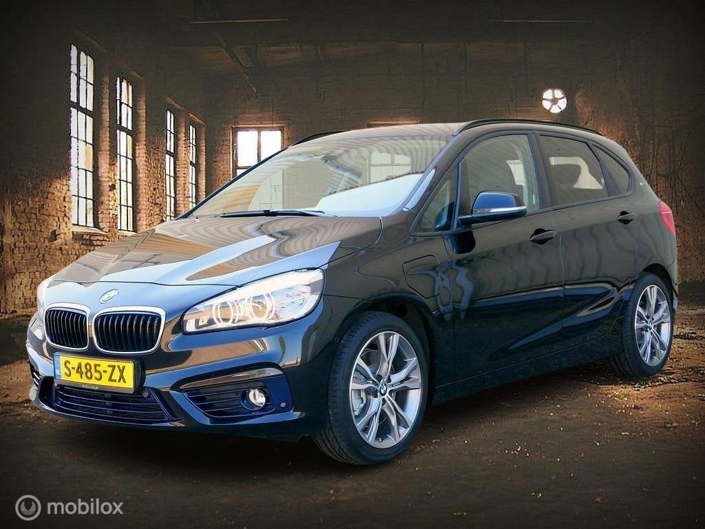 BMW 2-serie Active Tourer 225XE Sport Line - leer - LED - 18, Automaat, Gebruikt, Met garantie (alle), Zwart