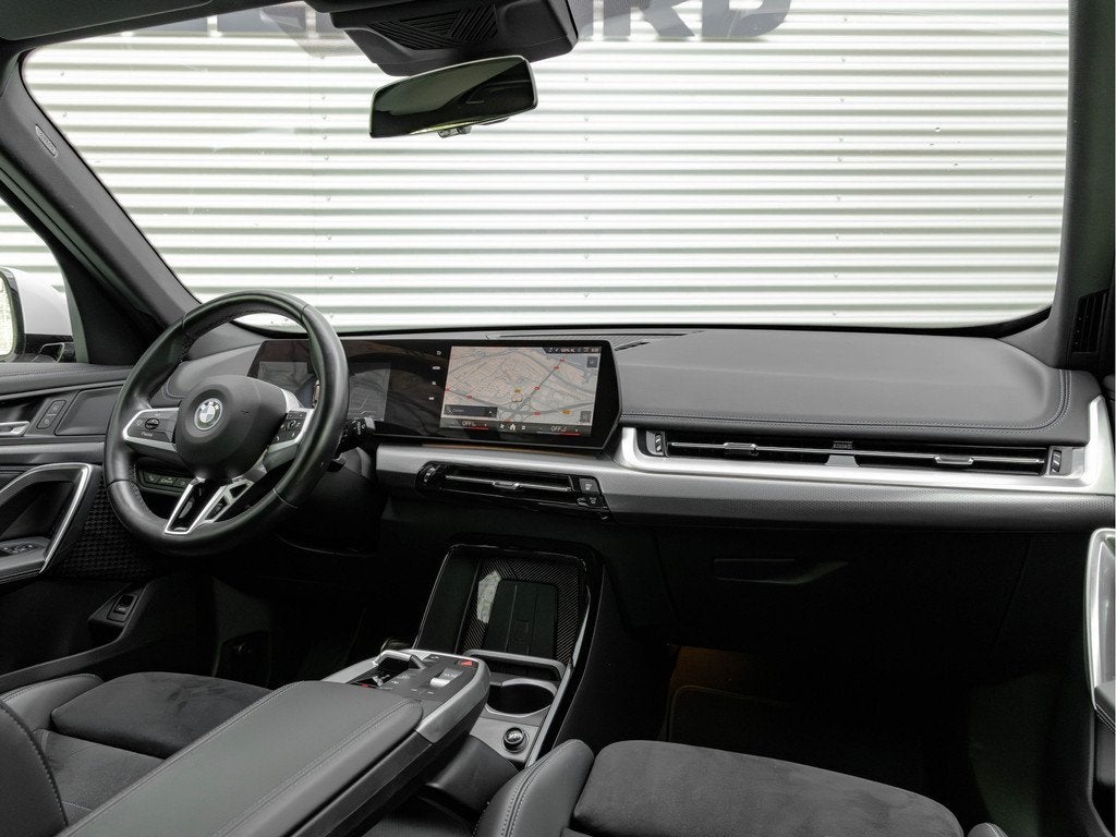 BMW X1 xDrive25e M-Sport - Trekhaak - Driving Ass Plus - Ada, Auto's, BMW, 12 maanden, Gebruikt, Alcantara, Wit