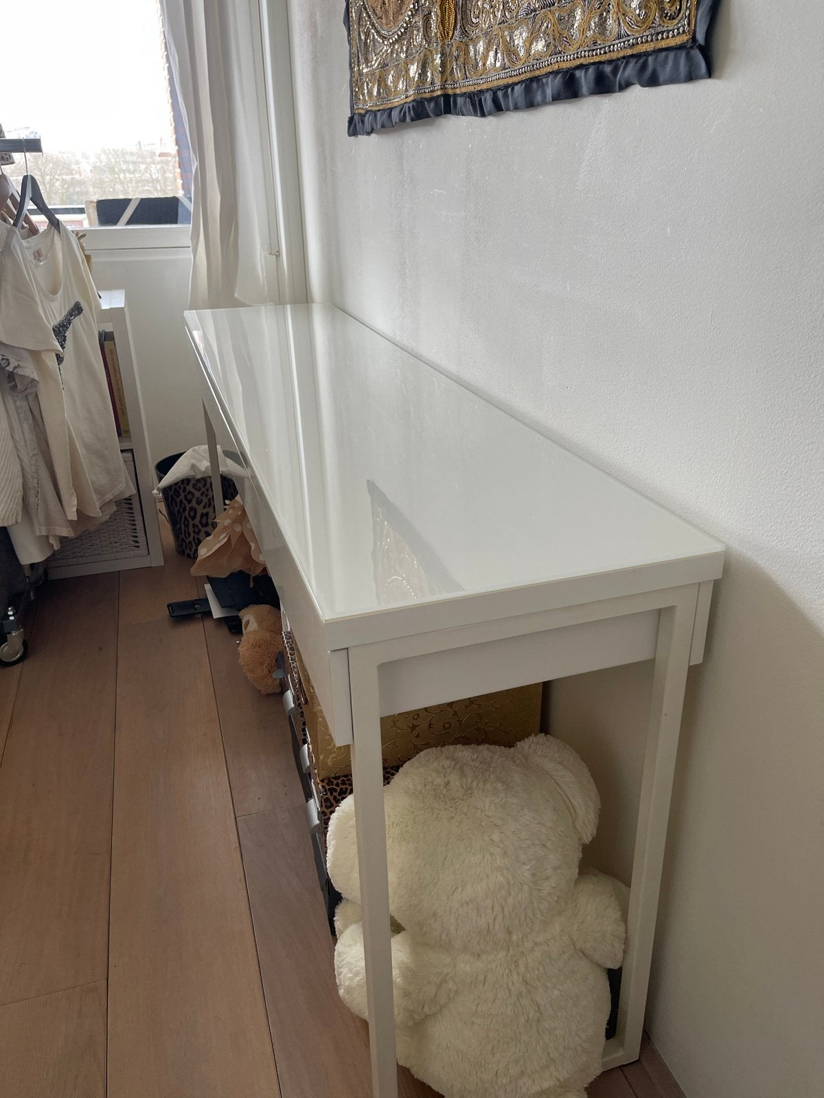 Foto 8 van IKEA Besta  halftafel/bureau 180cm met melkwitte glasplaat