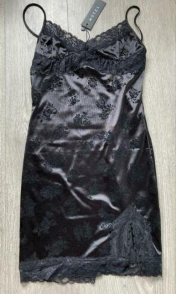MOTELROCKS NIEUW bodycon jurkje met zwarte rozen , mt M 38, Maat 38/40 (M), Zwart, Nieuw, Ophalen of Verzenden