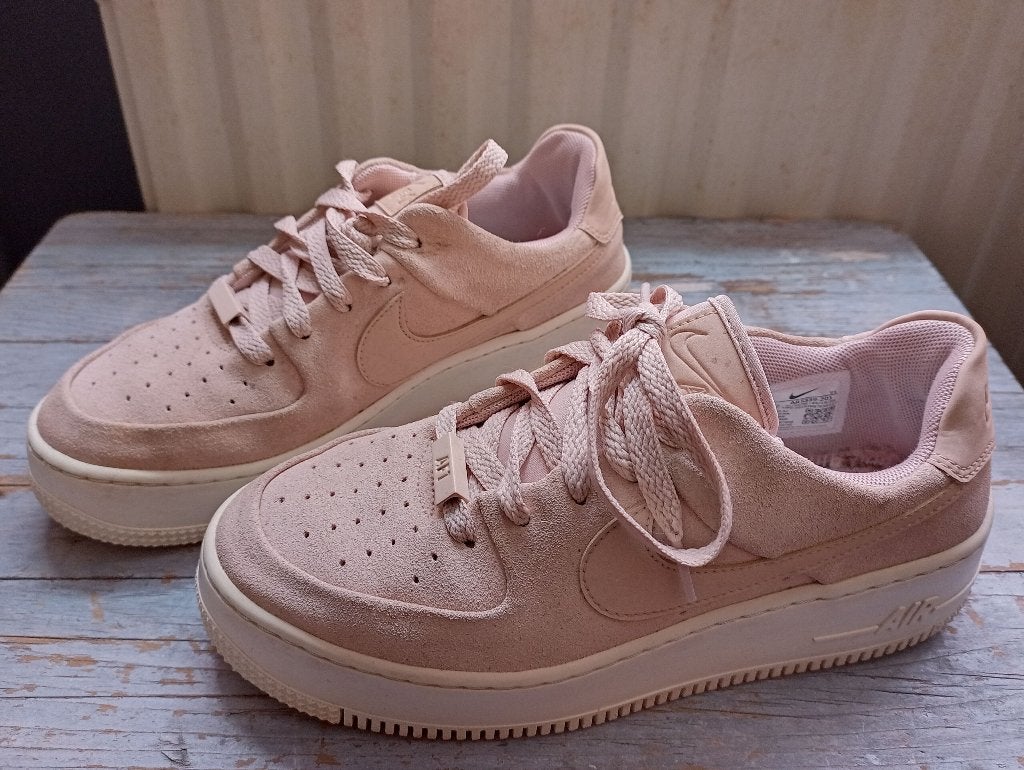 Nike Air Force 1 Sage Low AF-1 roze suede 38,5, Nike Air Force 1, Ophalen of Verzenden, Roze, Sneakers of Gympen