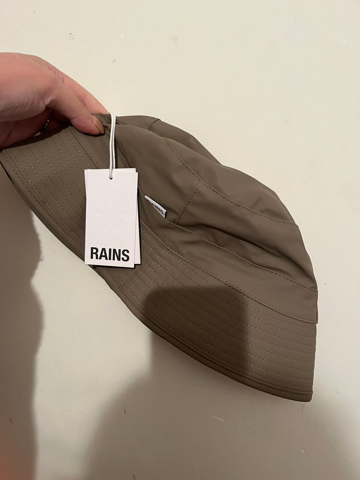 Nieuwe rains bucket hat bruin taupe, Ophalen of Verzenden, Nieuw, One size fits all