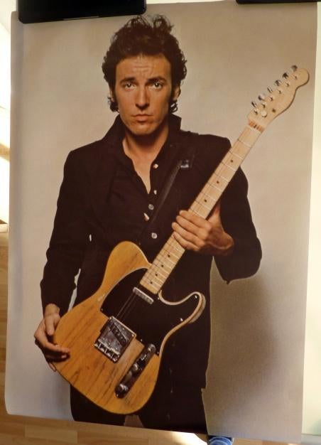 Bruce Springsteen Anabas 1981 posed w/ guitar poster 35"x24", Verzamelen, Posters, Verzenden, Zo goed als nieuw, A1 t/m A3, Muziek