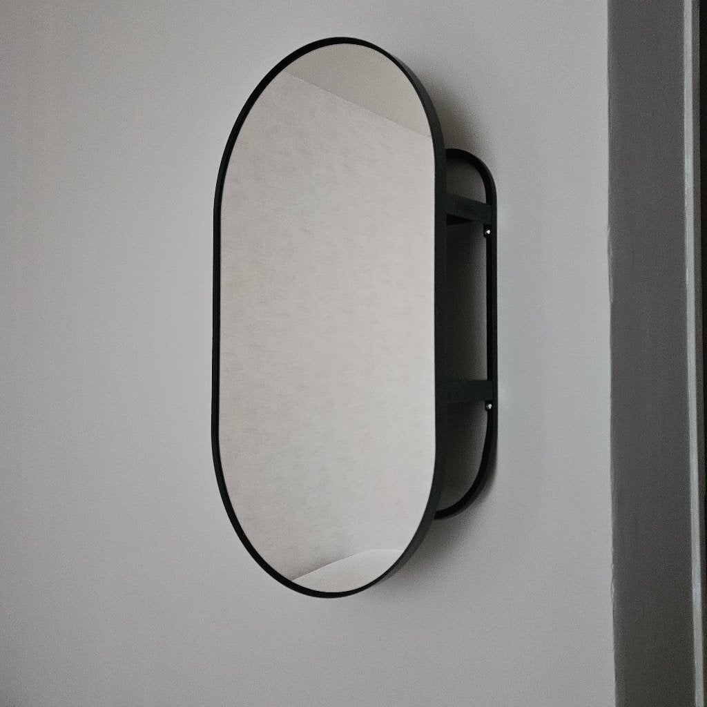 IKEA LINDBYN spiegel ovaal zwart met opbergvak & haakjes, Minder dan 50 cm, Ophalen of Verzenden, Zo goed als nieuw, Minder dan 100 cm
