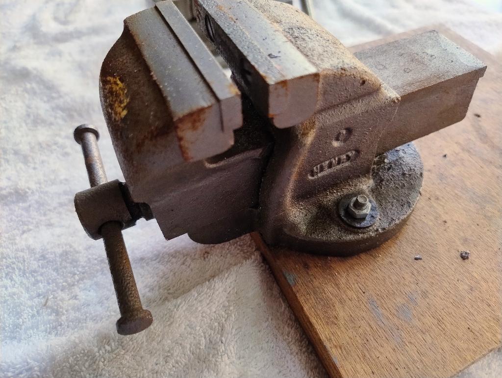 bankschroef Henry made in Canada en machineklem 2 1/2 inch, Doe-het-zelf en Verbouw, Werkbanken, Ophalen of Verzenden, Gebruikt