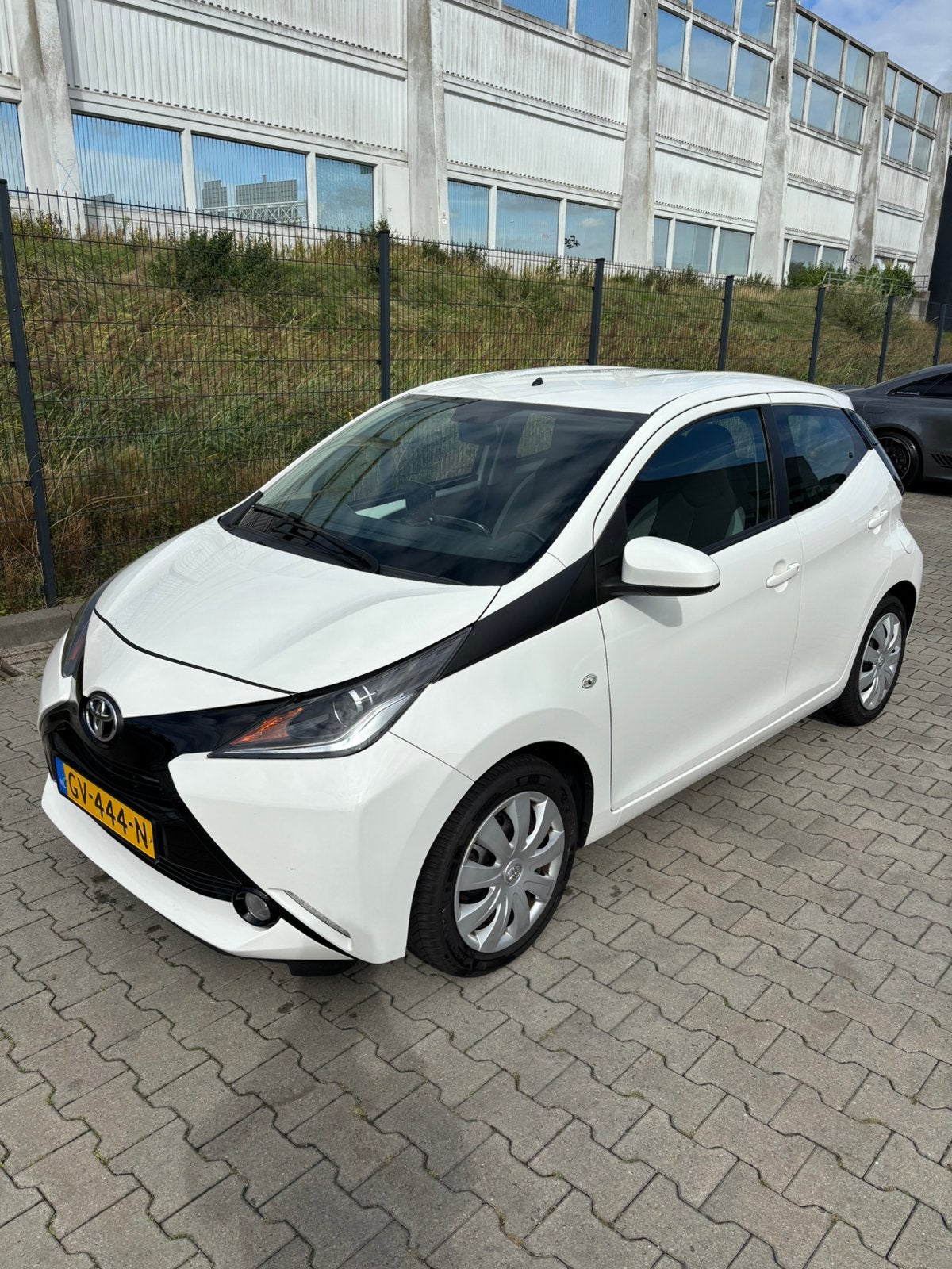 Toyota Aygo 1.0 12V Vvt-i Ddrs 2015 Wit, Voorwielaandrijving, Dealer onderhouden, Stof, 4 stoelen
