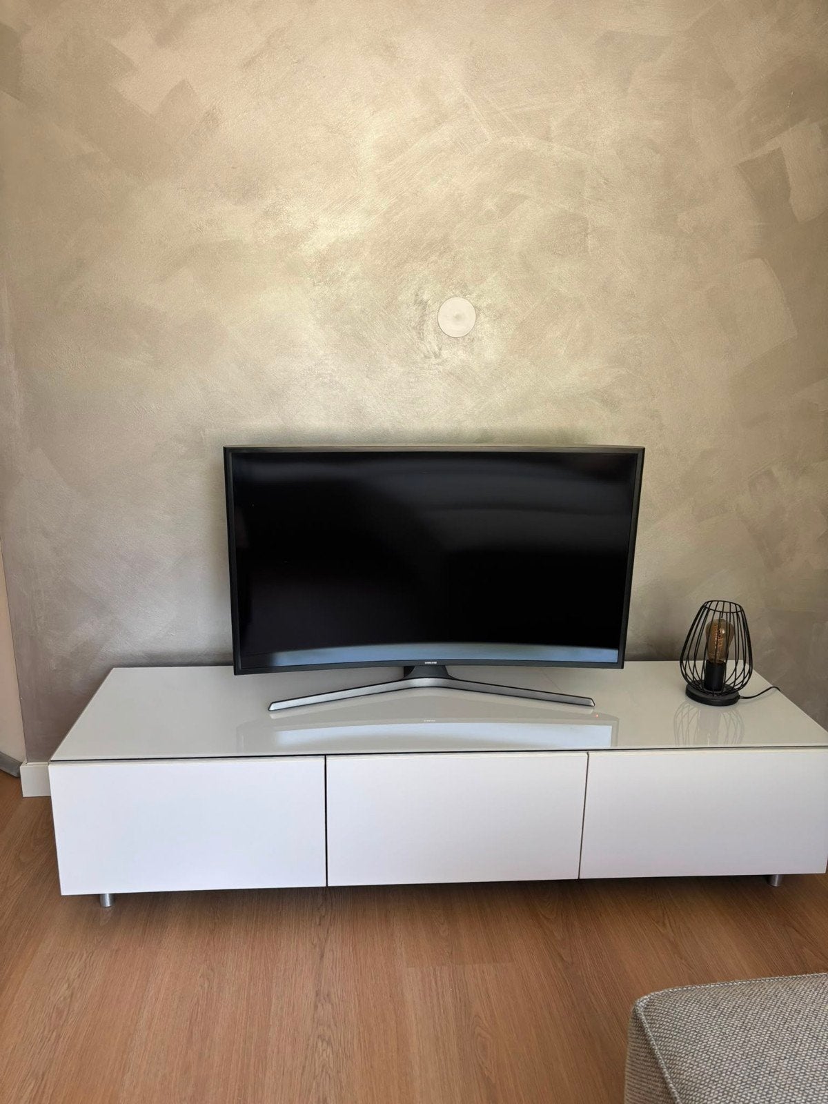 Wit glazen stereomeubel met metalen rand en poten, Ophalen, Gebruikt, 150 tot 200 cm, Glas