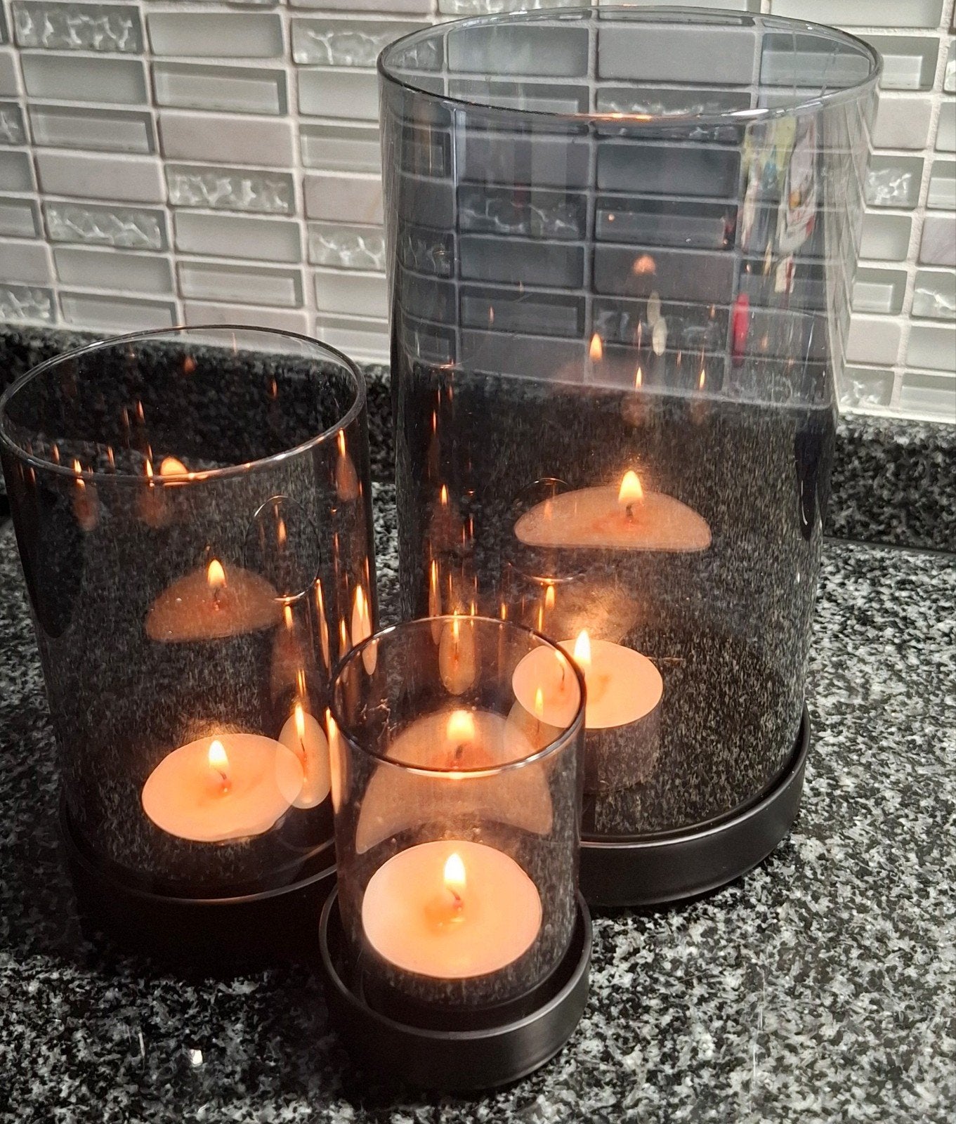 Set van 3 smoke glazen windlichten met metalen schalen, Huis en Inrichting, Woonaccessoires | Kandelaars en Kaarsen, Windlicht