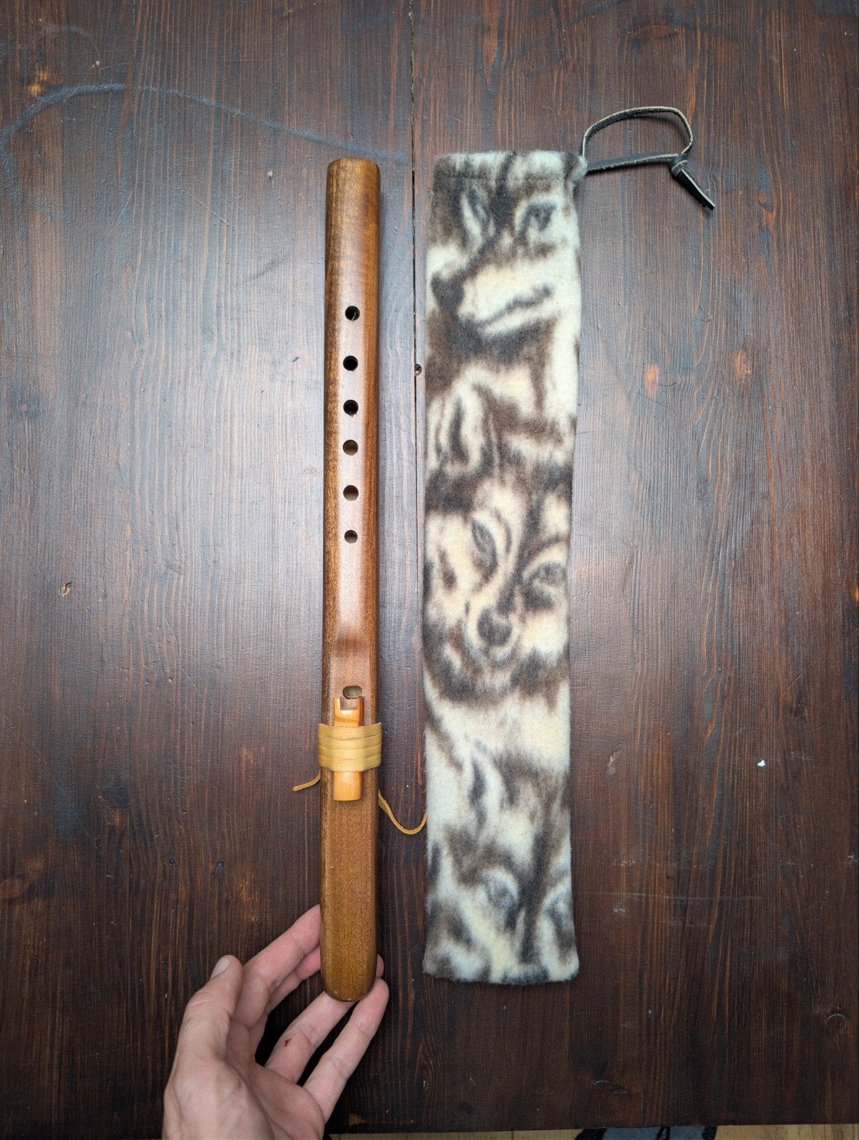 Native American Flute met wolf hoes uit Amerika, Muziek en Instrumenten, Blaasinstrumenten | Dwarsfluiten en Piccolo's, Ophalen of Verzenden
