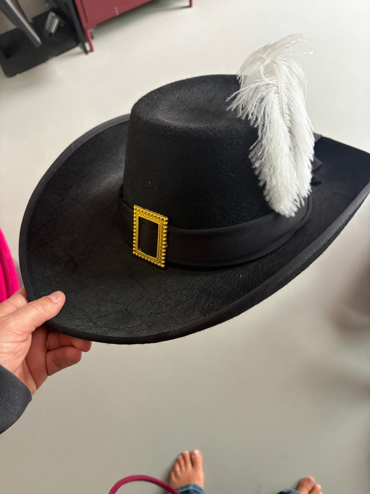 Zwarte Musketiershoed met Witte Veer - Feest/Carnaval, Kleding | Dames, Hoeden en Petten, Ophalen of Verzenden, Zo goed als nieuw