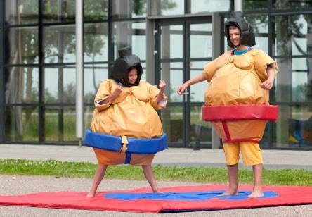 TE HUUR: sumoworstelpakken te huur! Veel sets beschikbaar!, Hobby en Vrije tijd, Feestartikelen | Verhuur, Zo goed als nieuw, Overige
