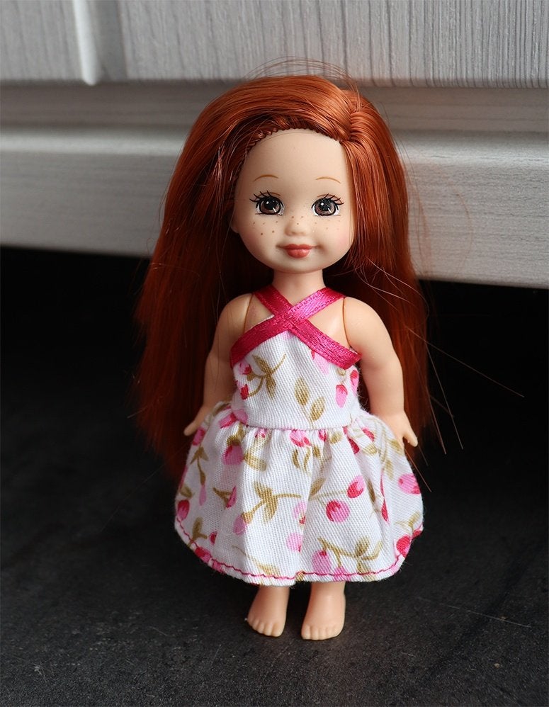 Barbie kleding nieuw - Jurkje Shelly Kelly - wit roze bruin, Ophalen of Verzenden, Nieuw, Barbie