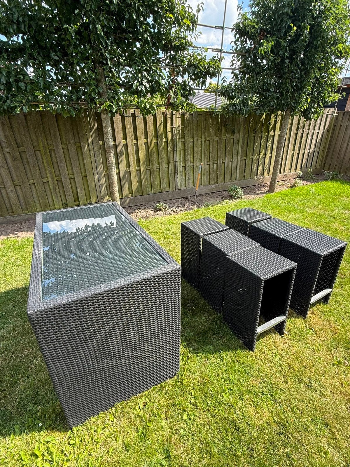 Wicker tuinset met glazen tafel en 6 krukken, Ophalen, 6 zitplaatsen, Zo goed als nieuw, Tuinset