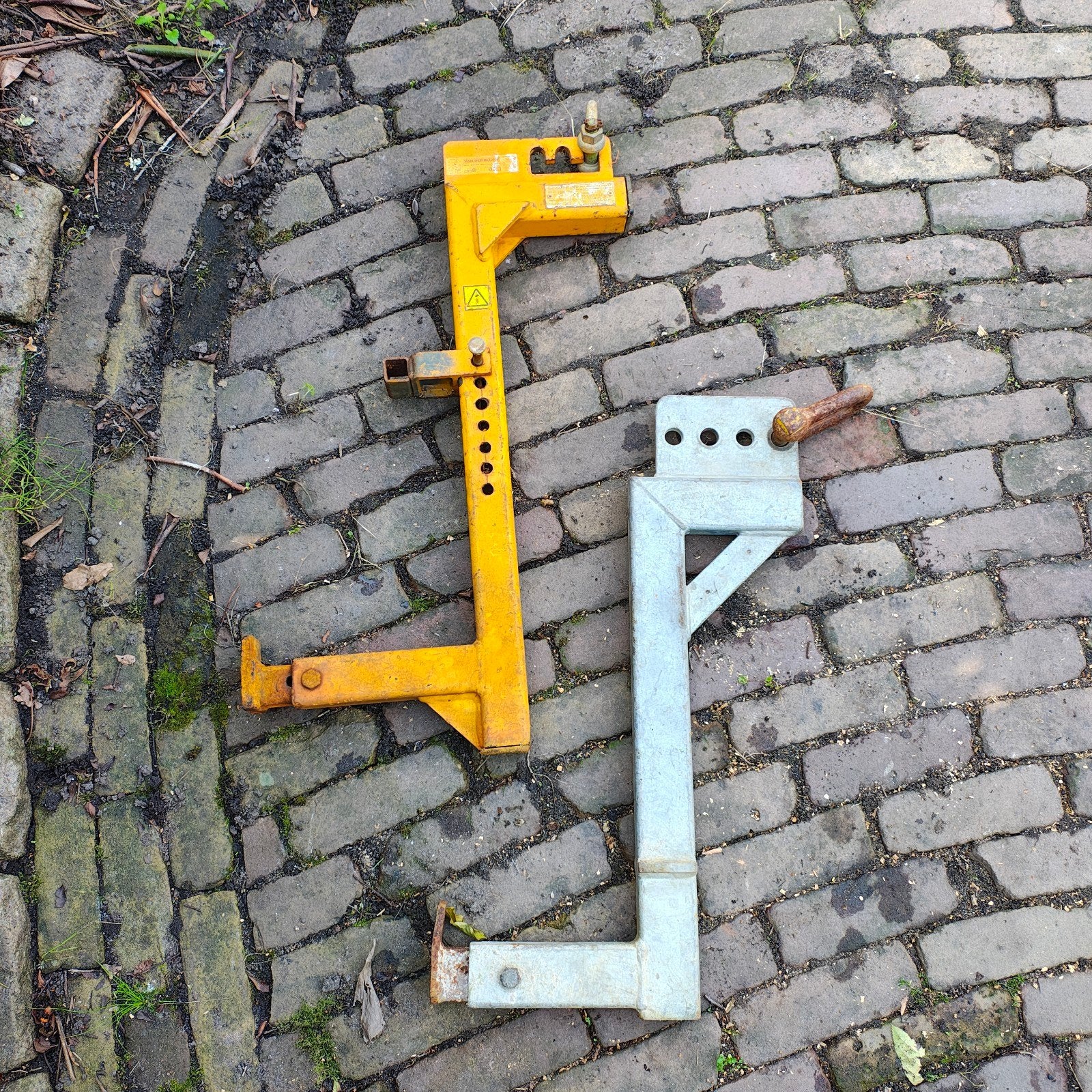 Set van 2 kolk haken, Ophalen