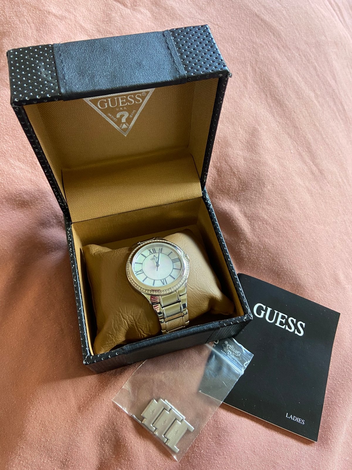 Guess horloge zilverkleurig met parelmoer klokje, Ophalen, Staal, Guess