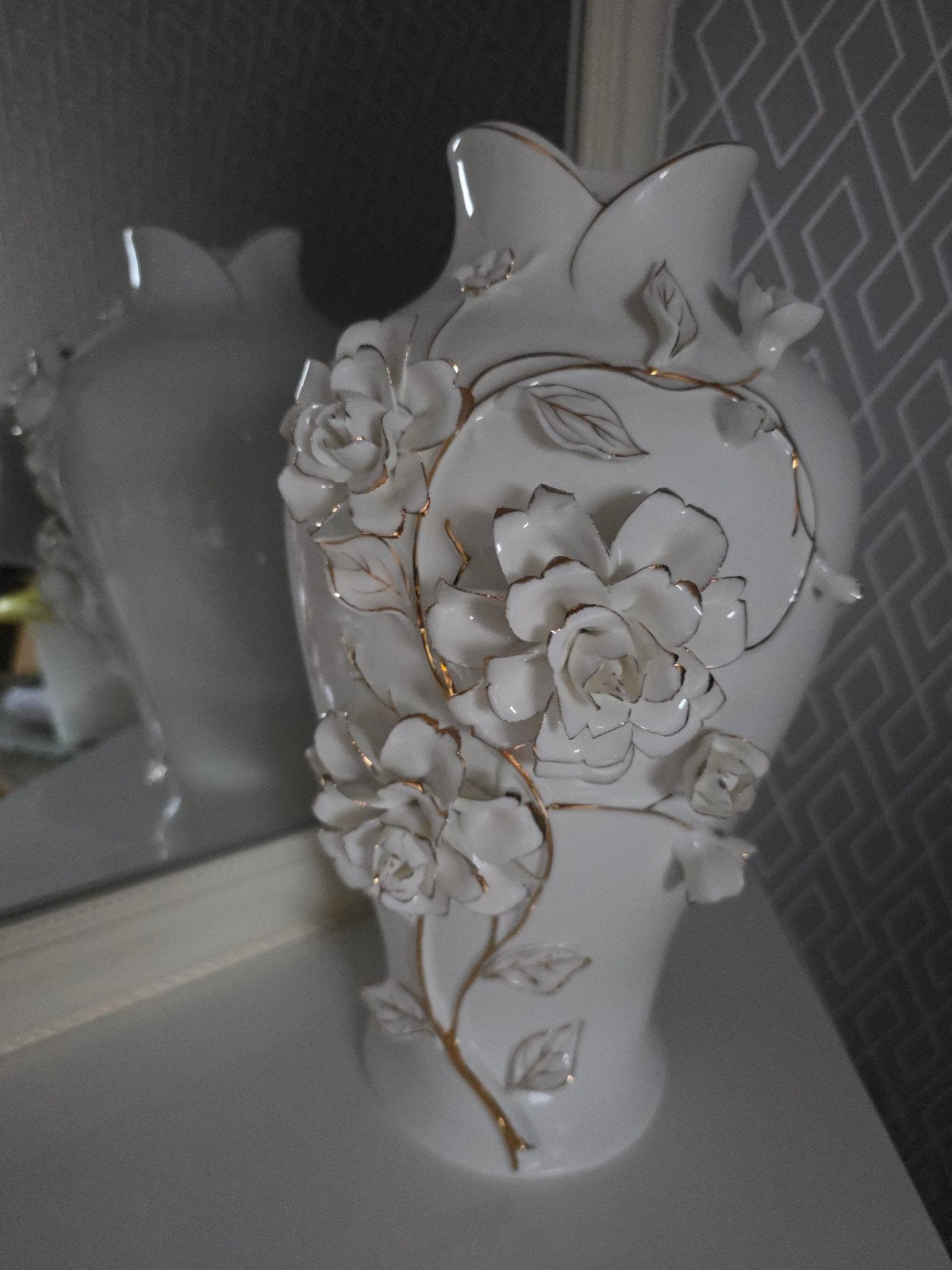 Elegante Witte Vaas met Gouden Rozen en Bladeren, Ophalen
