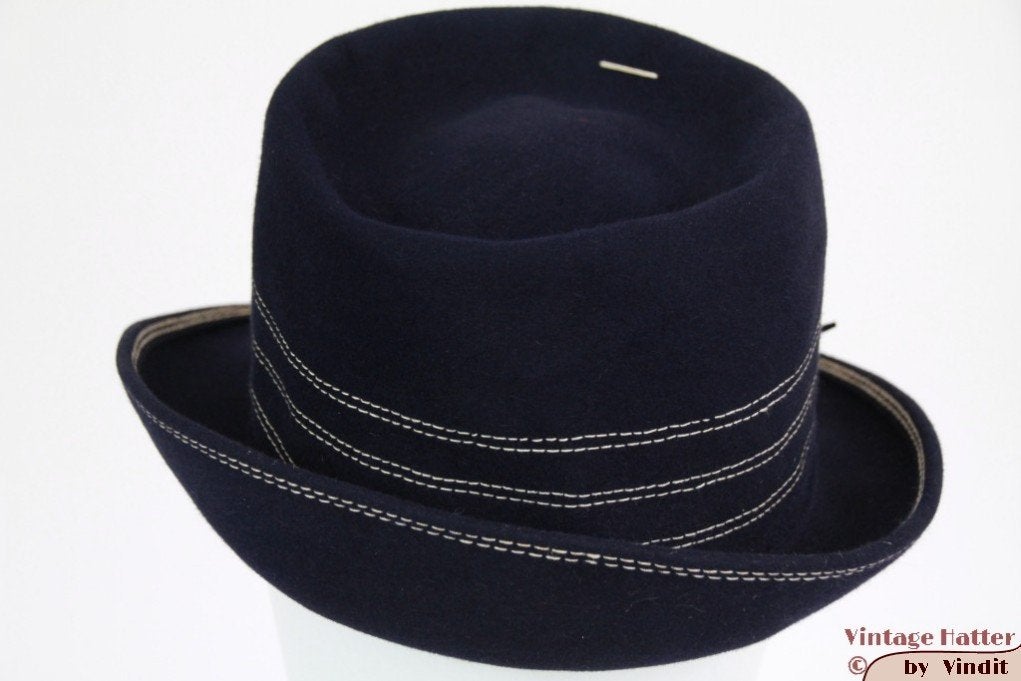 Vintage Dameshoed blauw met witte stiksels 56 gratis leveren, Kleding | Dames, Ophalen of Verzenden, Gedragen, 56 of 57 cm (M, 7 of 7⅛ inch)