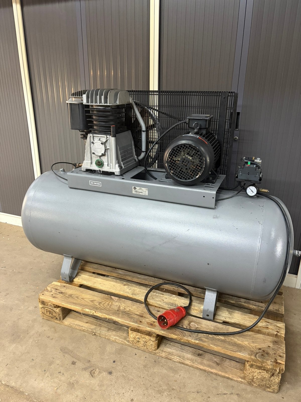 Airpress compressor HK 700/300, 100 liter of meer, Ophalen, Zo goed als nieuw