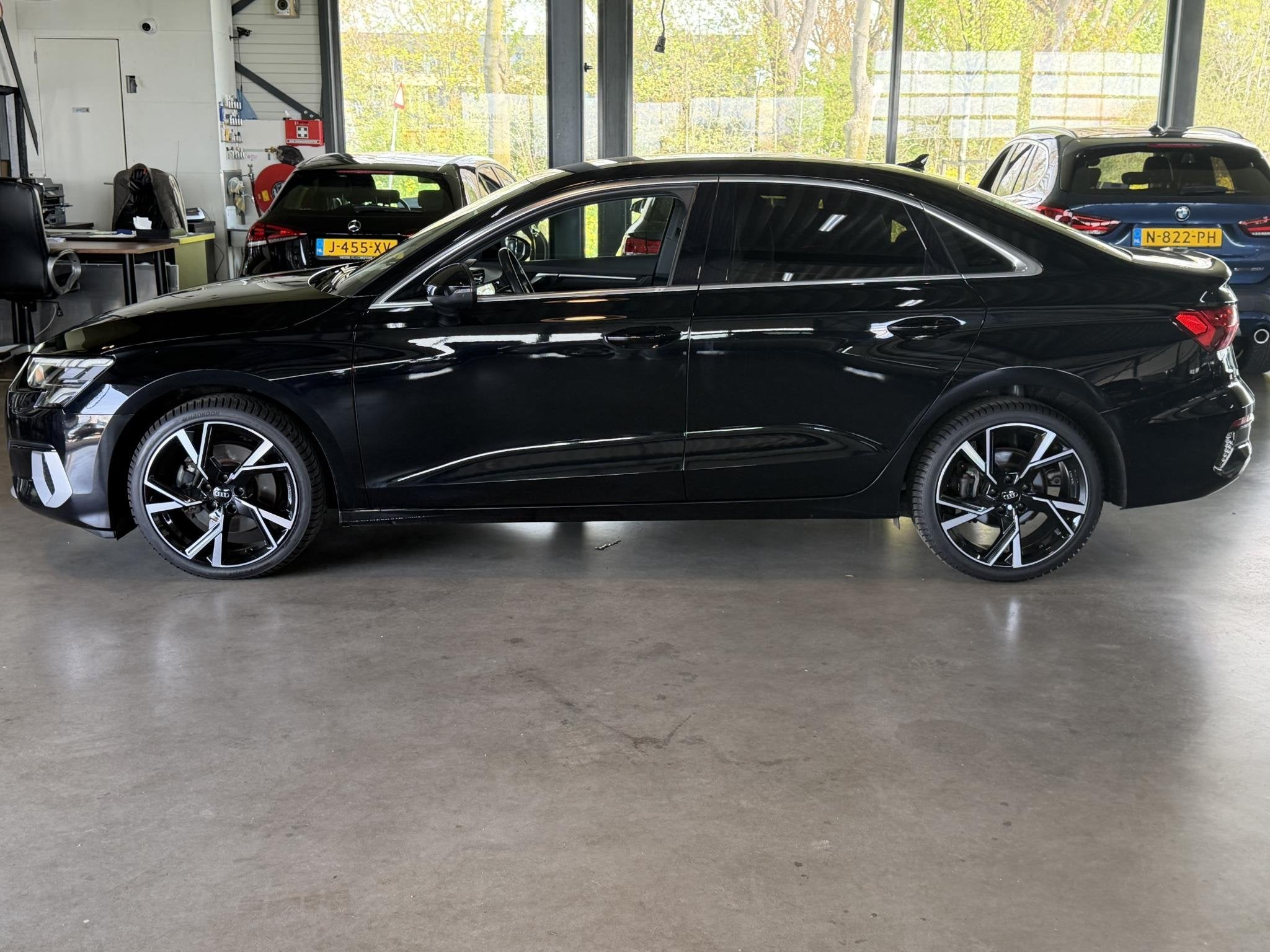 Audi A3 Limousine 35 TFSI 150pk S-tronic Business Edition MH, Stof, 4 cilinders, 150 pk, Zwart
