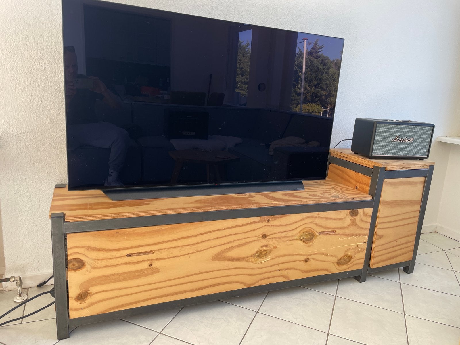 Stevig TV-meubel van ijzer en hout