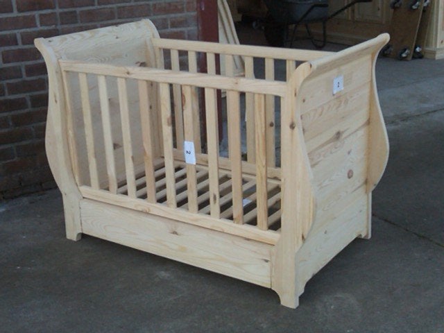 Grenen babybedje Barok style, Ophalen, Nieuw, Lattenbodem, Minder dan 140 cm