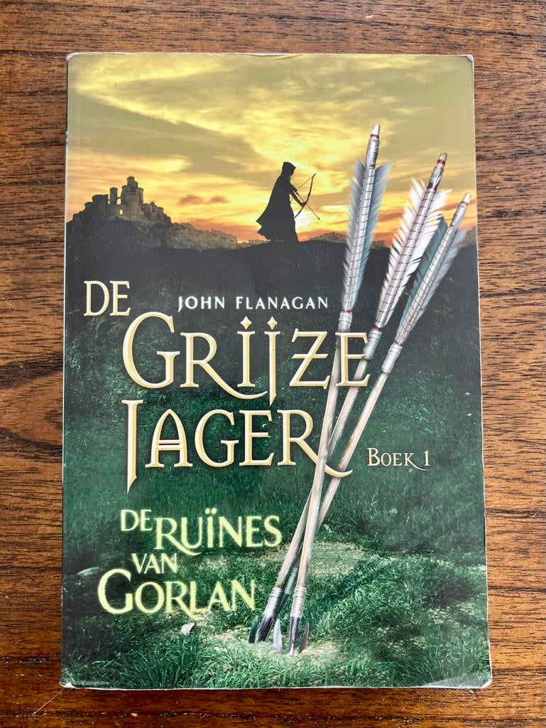 John Flanagan - De ruïnes van Gorlan - De grijze jager 1, Ophalen of Verzenden, Gelezen, John Flanagan