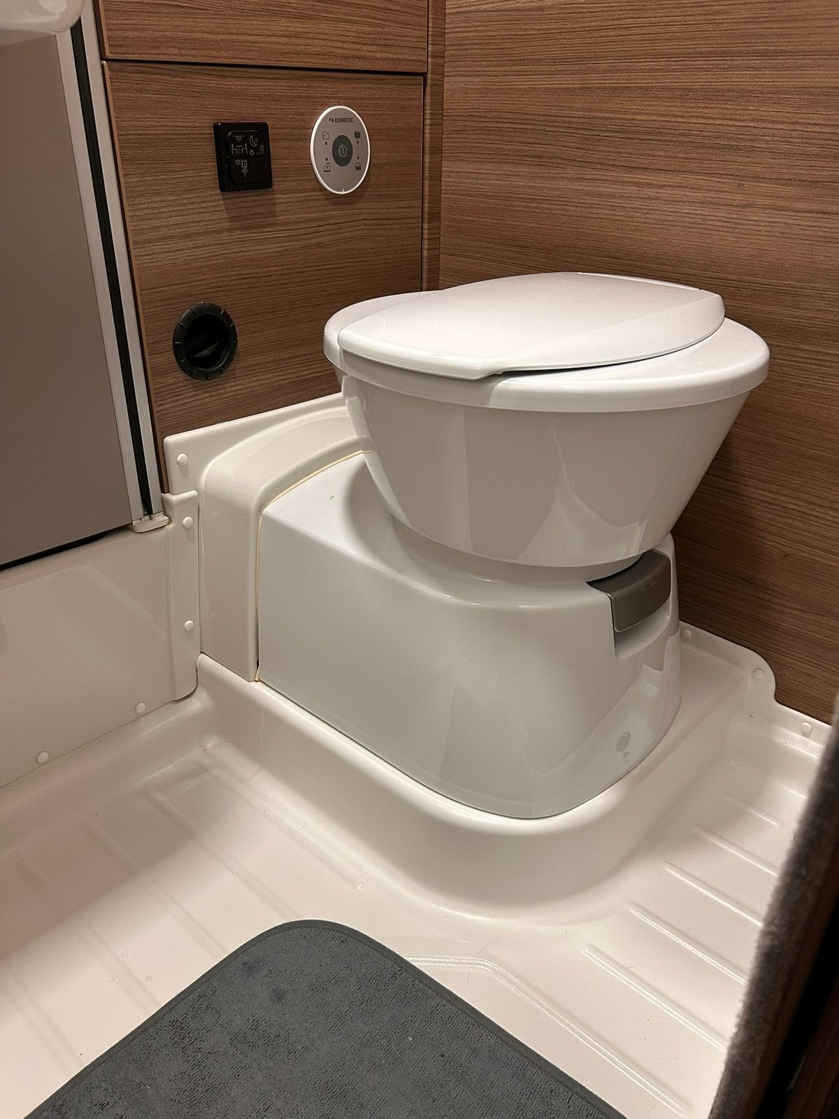 Dometic cassette toilet