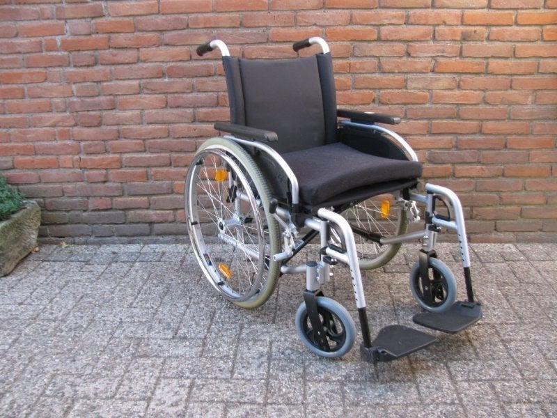 B&B rolstoel 47 cm Met massieve banden en aluminium frame, Diversen, Rolstoelen, Zo goed als nieuw, Duwrolstoel, Inklapbaar, Ophalen of Verzenden