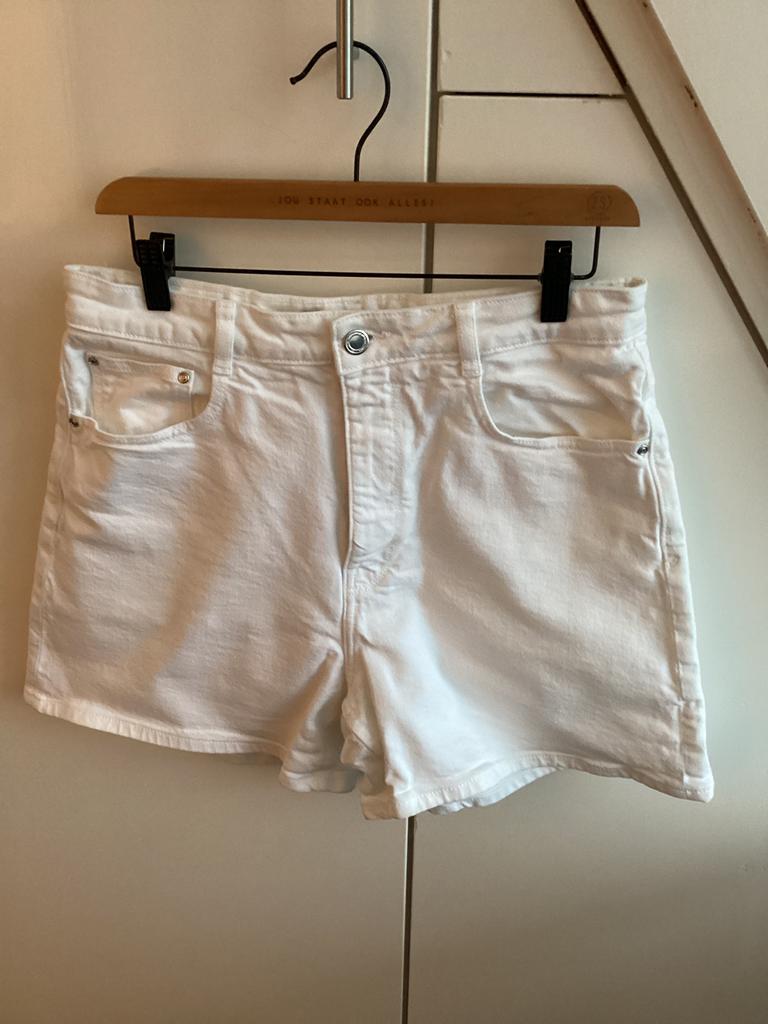ZARA witte korte spijkerbroek maat 42, Kleding | Dames, Kort, Wit, Maat 42/44 (L), Ophalen of Verzenden