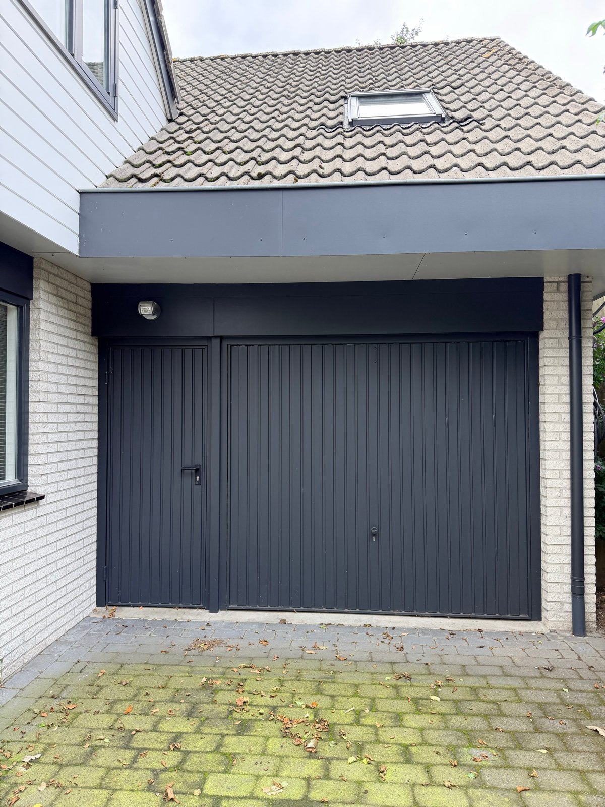 Electrische kanteldeur met loopdeur in antraciet., Ophalen