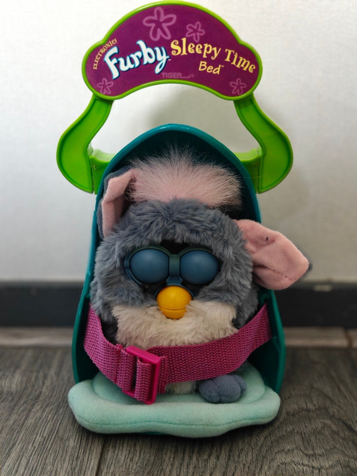 Vintage Furby met Sleepy Time Bed - 1998 Tiger Electronics, Ophalen of Verzenden, Gebruikt, Jongen of Meisje