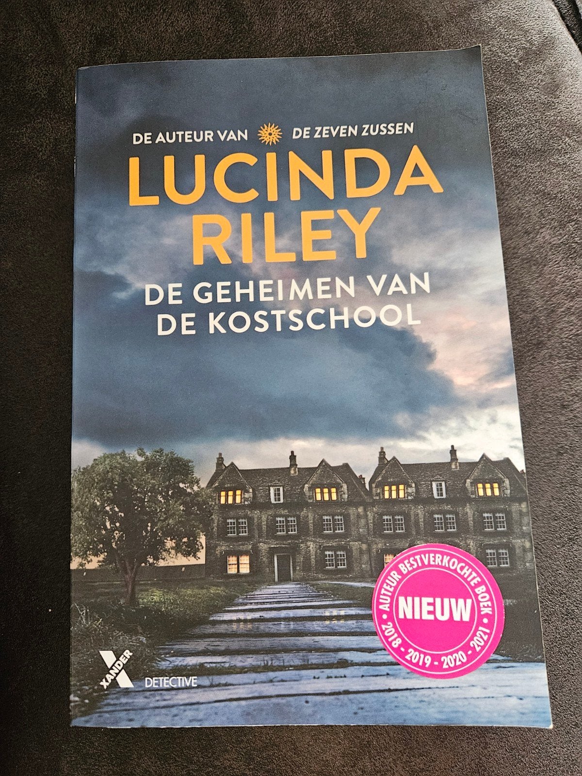 Lucinda Riley de geheimen van de kostschool, Boeken, Ophalen, Zo goed als nieuw