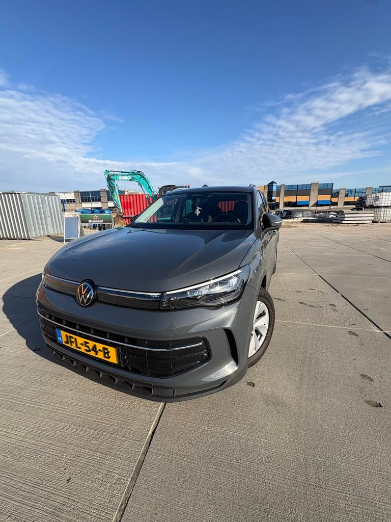 Volkswagen Tiguan 1.5 Etsi 150pk Dsg-7 2024 Grijs, Auto's, Euro 6, 4 cilinders, Leder en Stof, Grijs
