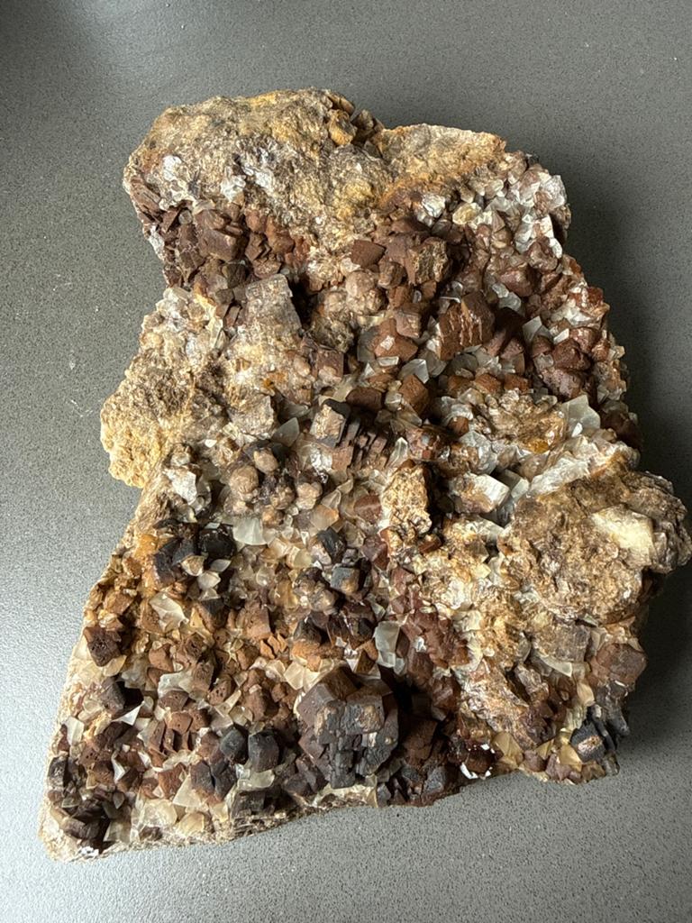 Chocolade Calciet met Hematiet Insluitsels - 1320g, Ophalen of Verzenden, Mineraal