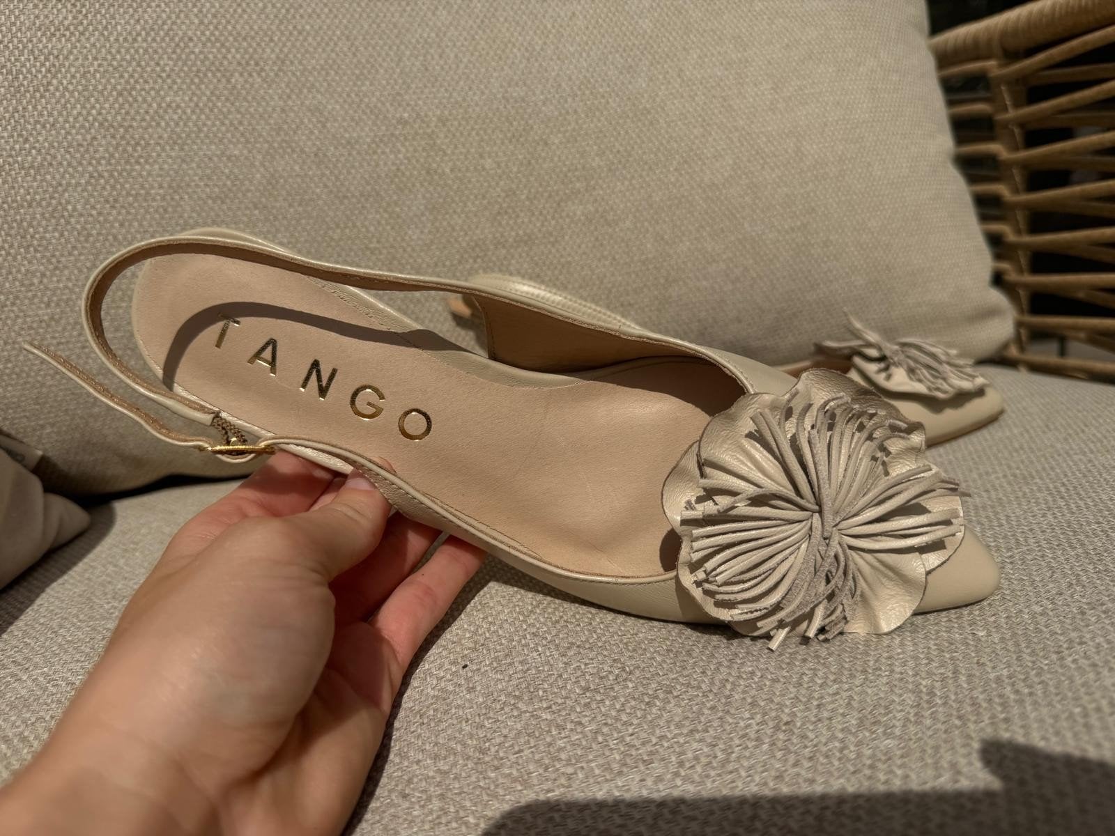Mooie nieuwe Tango slingbacks, Kleding | Dames, Schoenen, Ophalen of Verzenden, Zo goed als nieuw, Beige, Sneakers of Gympen