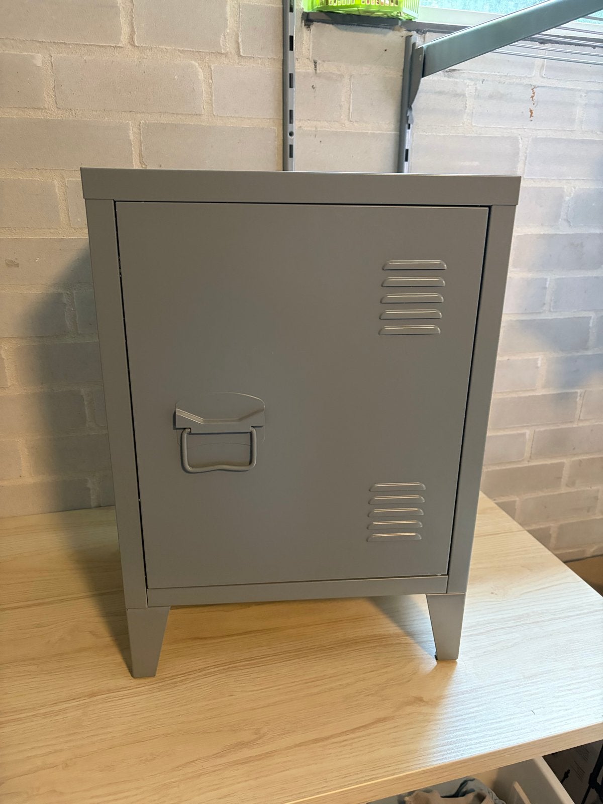 Woood Nachtkastje Grijs Metaal - 58x40x30 cm, Huis en Inrichting, Slaapkamer | Nachtkastjes, Ophalen, Gebruikt, Minder dan 45 cm