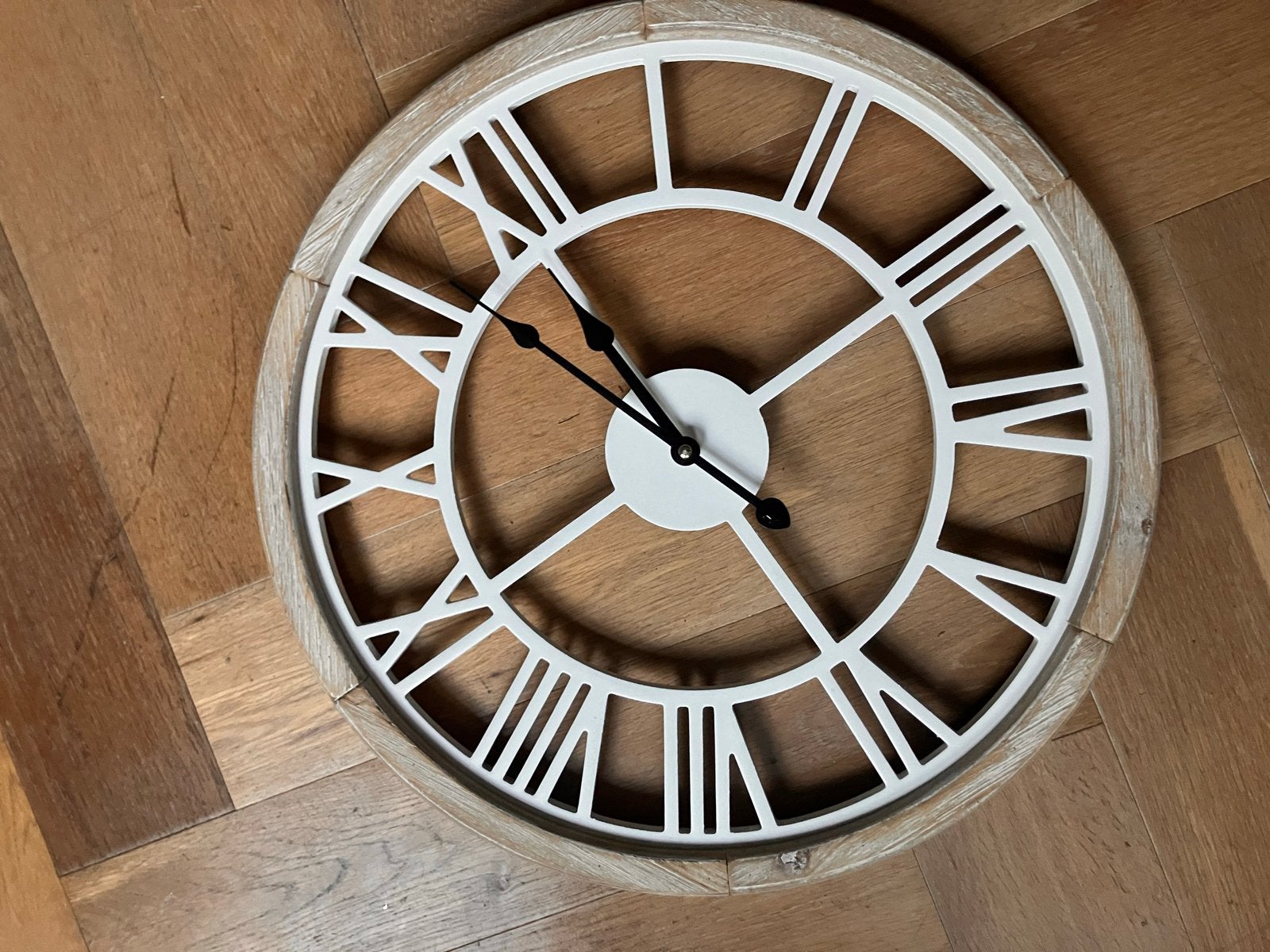 Moderne wandklok met Romeinse cijfers - Hout en wit, Ophalen, Wandklok, Wit, Analoog
