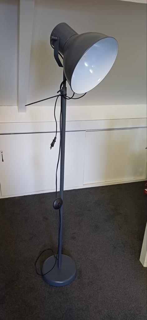 Staande lamp grijs, Huis en Inrichting, Lampen | Vloerlampen, Ophalen, 150 tot 200 cm