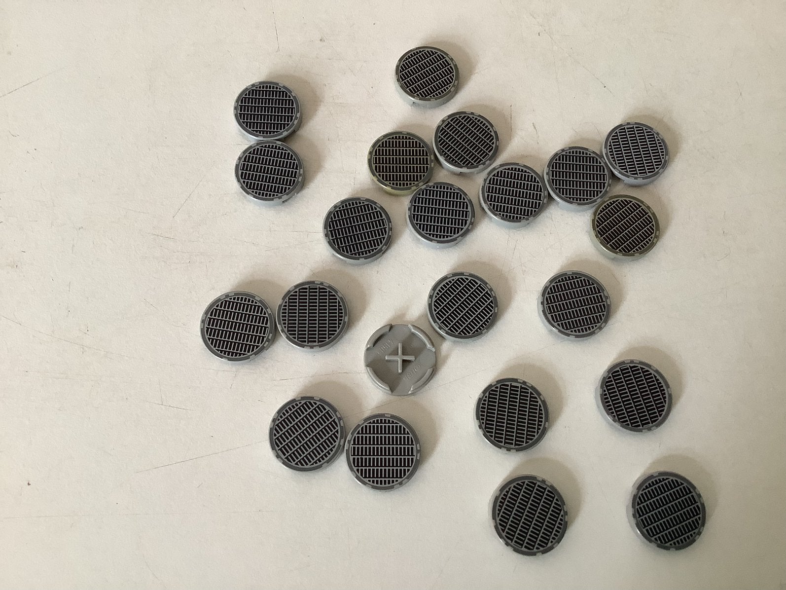 Lego tegel 2x2 rond licht grijs met fijnmazig rooster, Ophalen of Verzenden, Gebruikt, Losse stenen, Lego