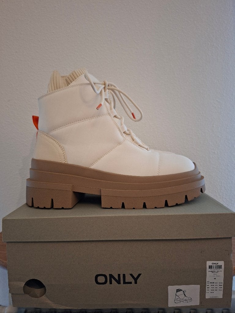 NIEUWE Only snowboots creme maat 39 met veter, Only, Wit, Snowboots, Nieuw