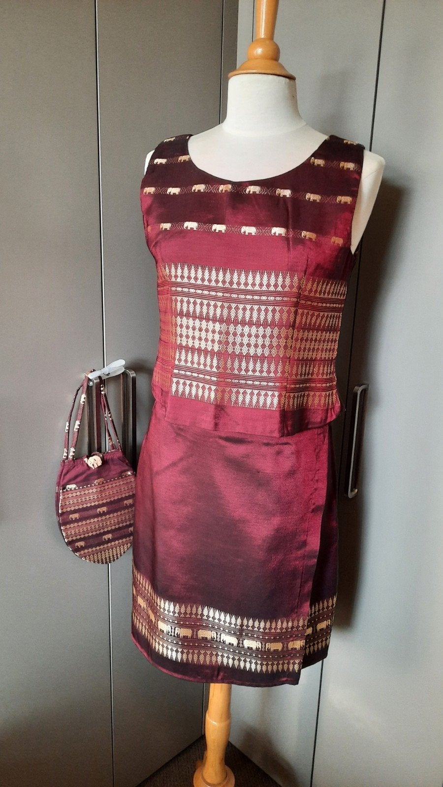 ZGAN! Prachtig setje Indonesië top&rok&tasje Bordeaux / Goud, Ophalen of Verzenden, Zo goed als nieuw, Rood, Overige typen