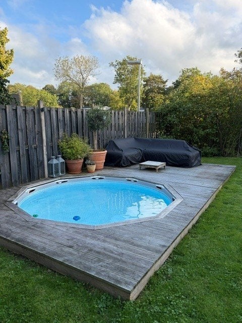 Intex zwembad 305 mm met ombouw en terras