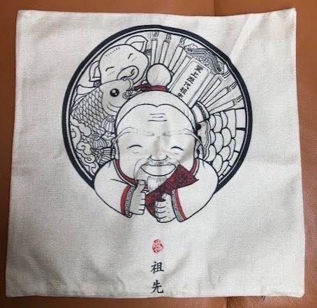 Chinese kussenhoes met chinees man koi karper en varken, Huis en Inrichting, Woonaccessoires | Kussens, Nieuw, Overige kleuren