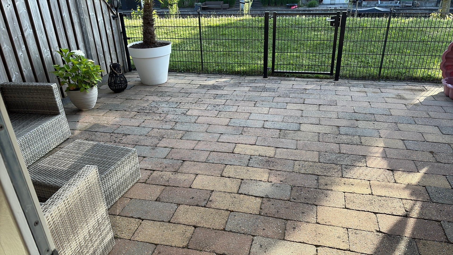Gratis af te halen:  27,5 m² betontegels 42x21x6,5 cm, Ophalen, Gebruikt, Overige typen, 10 m² of meer