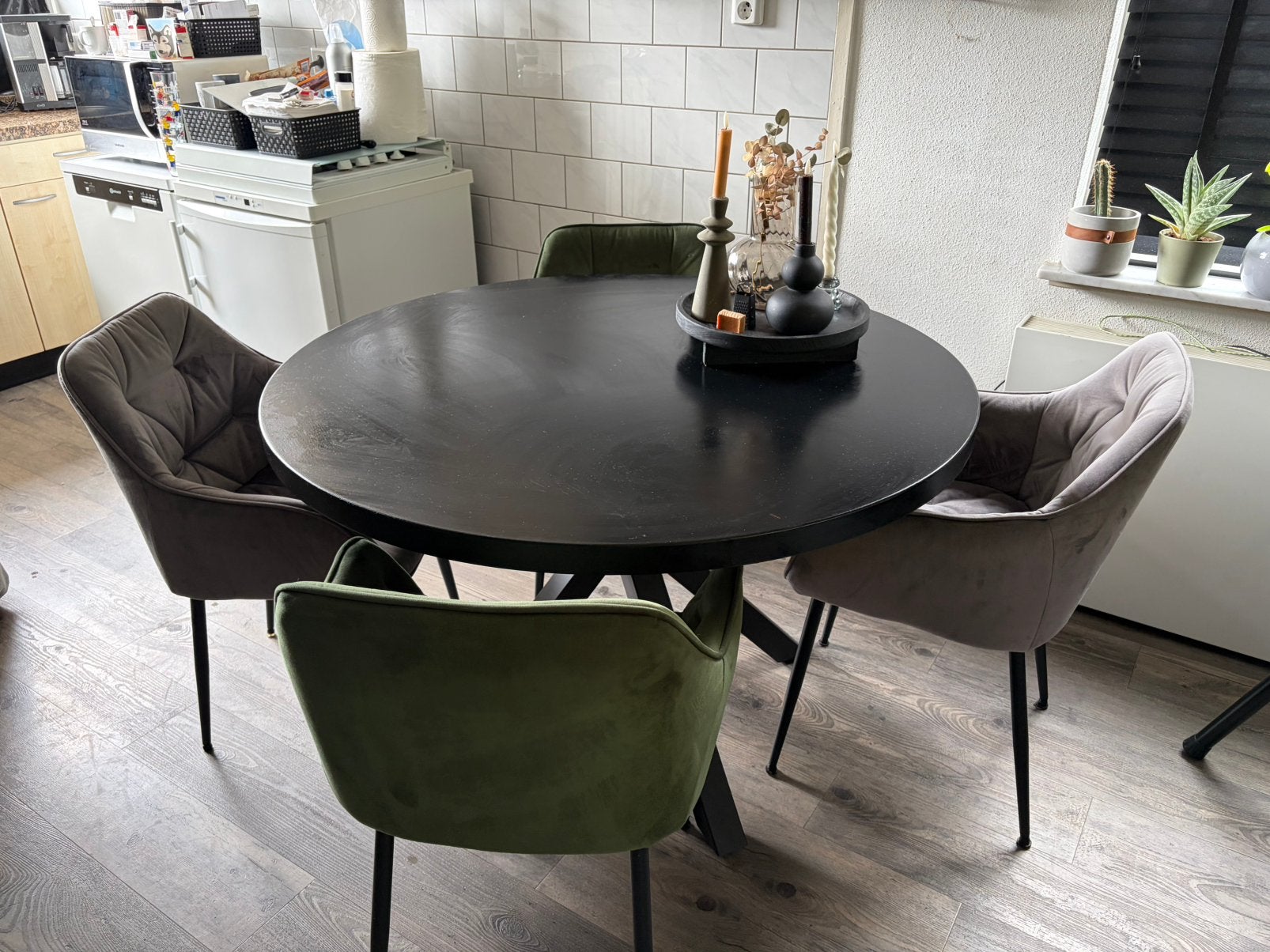 6 Velvet eetkamerstoelen – 2 groen & 4 grijs, 200 cm of meer, Zo goed als nieuw, Rechthoekig, 50 tot 100 cm