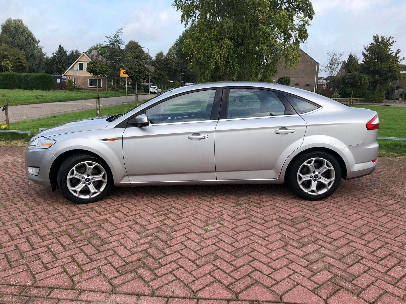 Ford Mondeo 2.0 Tdci Titanium 2010 INRUIL MOGELIJK, Auto's, Euro 5, Stof, 1800 kg, Zwart